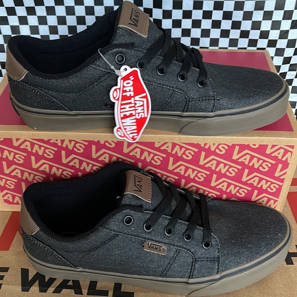 Vans Men’s Bishop
(Waxed Denim) Black/Gum
VN000NLUAKS
Sneakers - Picture 2 of 16